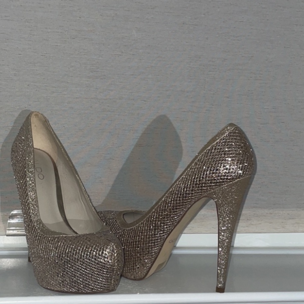 Gold glittery shoes from Aldo in perfect condition